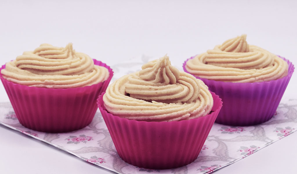 Drei Cookie DOugh Cupcakes in Silikonformen
