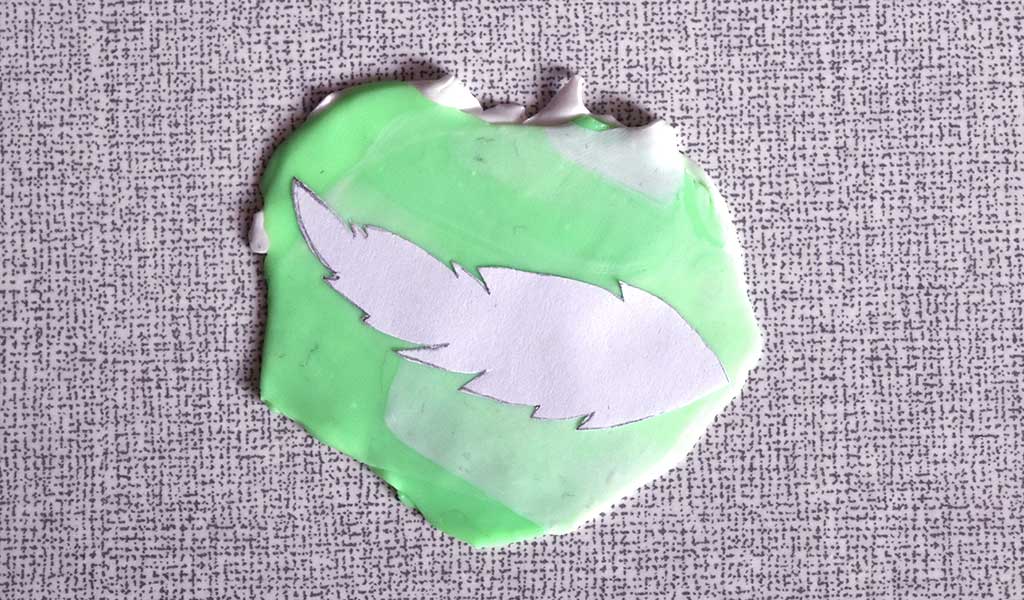 So machst du DIY Schmuck aus Fimo mit Feder Motiven