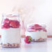 Zwei Dessert im Glas mit Erdbeer-Cantuccini-Quark als sommerliche Geschenkidee