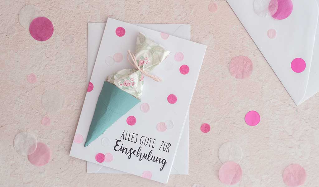 selbstgemachte Karte mit kleiner Schultüte und Konfetti als Geschenk zur Einschulung