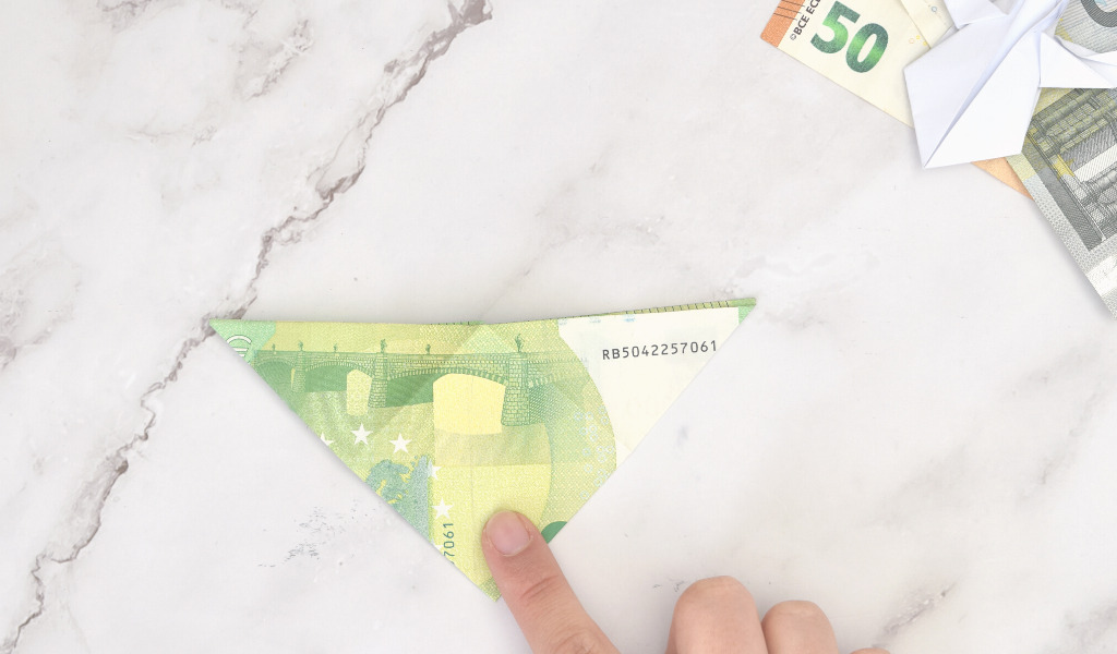 Engel aus Geld falten - Anleitung Schritt 11