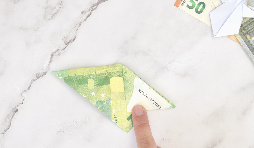 Engel aus Geld falten - Anleitung Schritt 13
