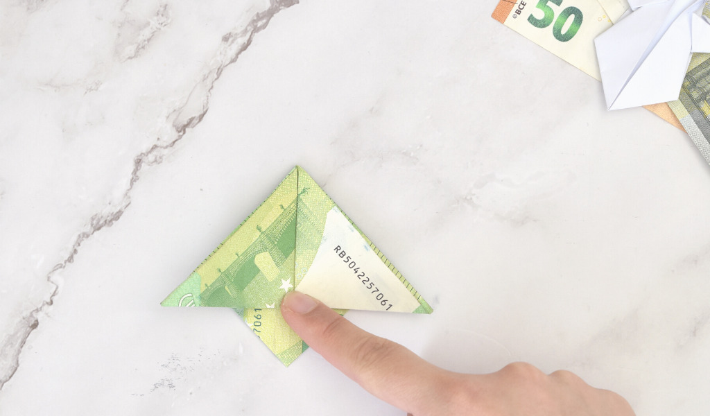 Engel aus Geld falten - Anleitung Schritt 14