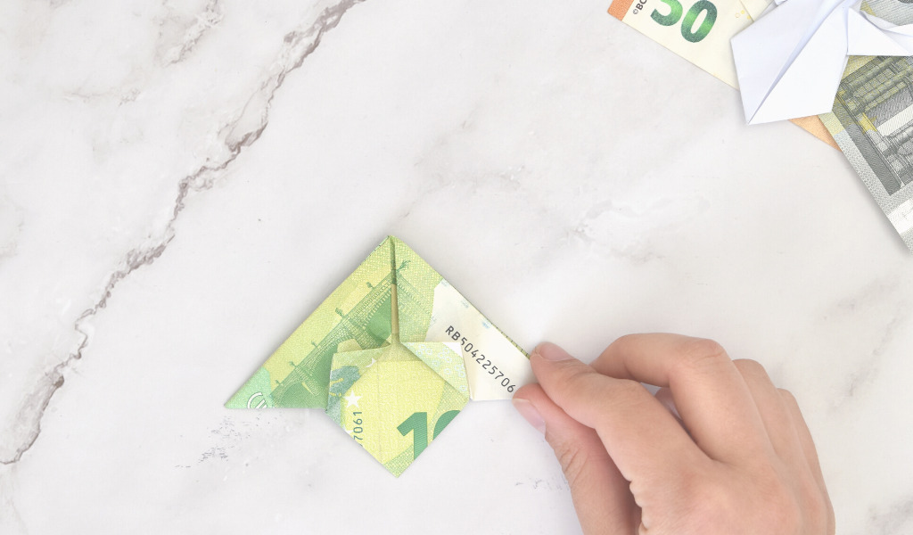 Engel aus Geld falten - Anleitung Schritt 15