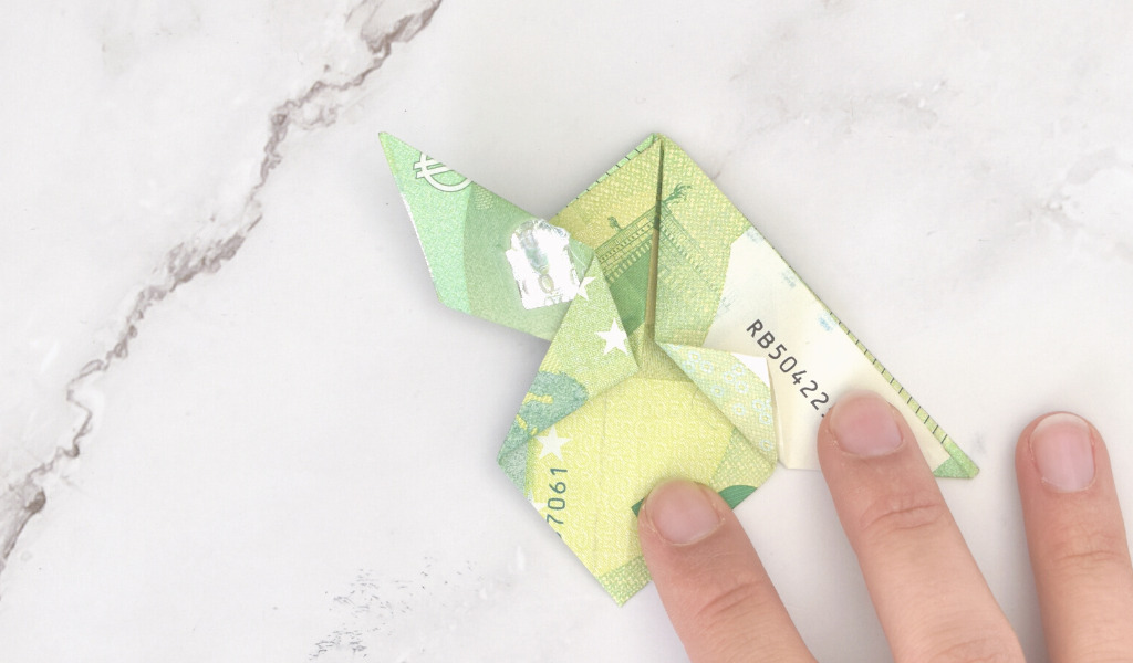 Engel aus Geld falten - Anleitung Schritt 16