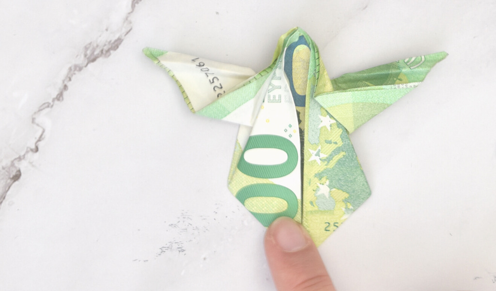 Engel aus Geld falten - Anleitung Schritt 22