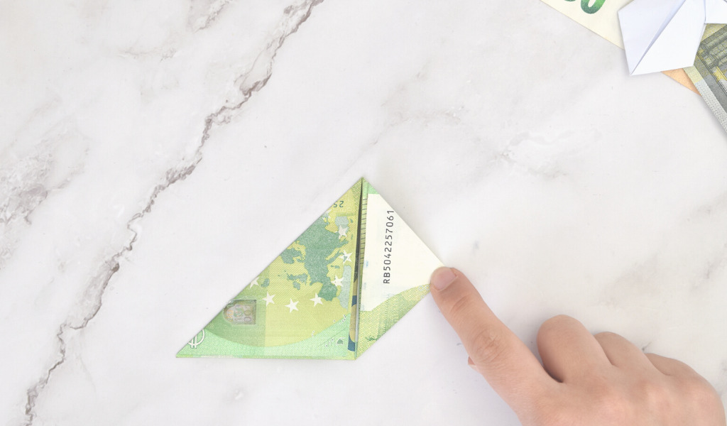 Engel aus Geld falten - Anleitung Schritt 9