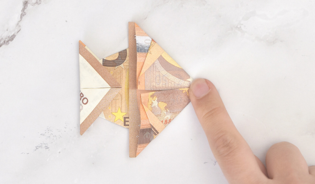 Fisch aus Geld falten - Anleitung Schritt 11