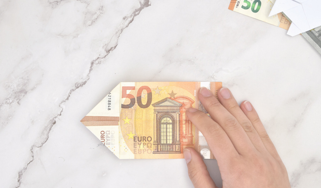 Fisch aus Geld falten - Anleitung Schritt 3
