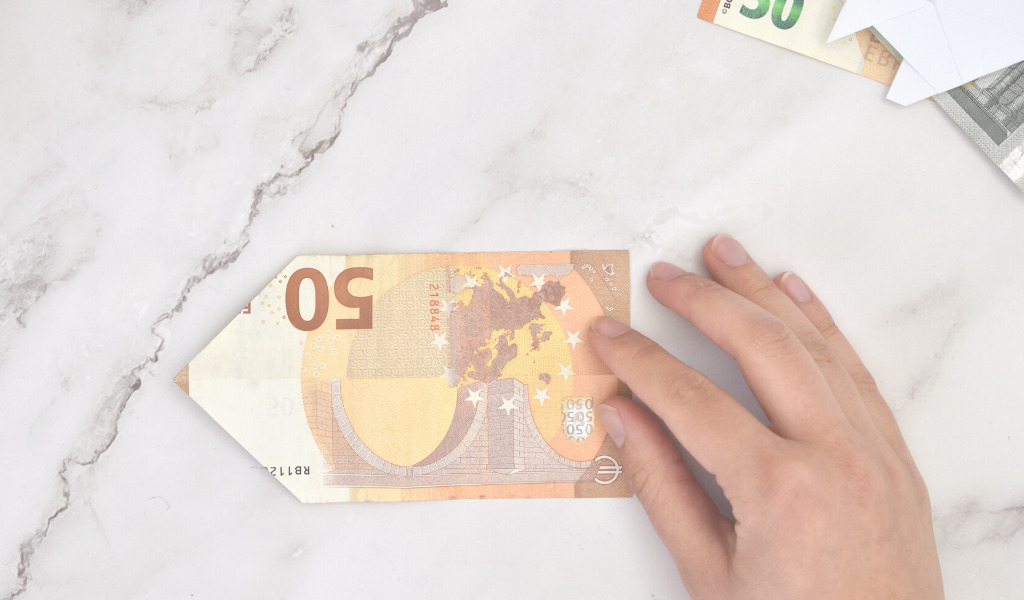 Fisch aus Geld falten - Anleitung Schritt 4