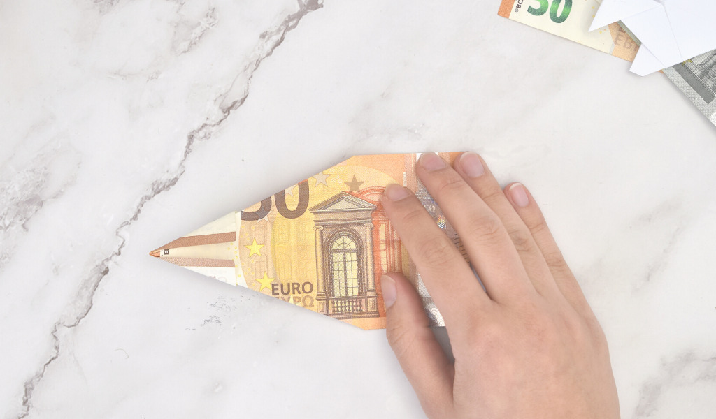 Fisch aus Geld falten - Anleitung Schritt 7
