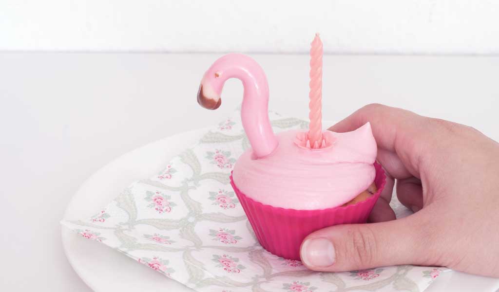 pinker Flamingo Cupcake mit einer Geburtstagskerze