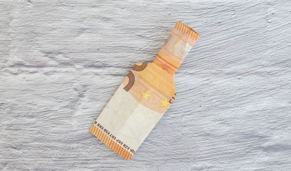 Flasche aus Geld falten und zur Hochzeit verschenken