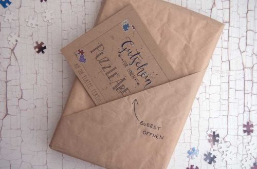 Verpackung für das Fotogeschenk von MEINFOTO mit selbstgemachten Gutschein für einen Puzzleabend verpacken