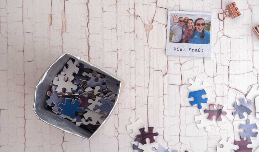 Teile des Fotopuzzle in Milchtüten Verpackung verpacken