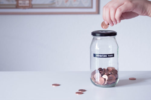 Spardose aus Altglas mit der Aufschrift "Adventure Fund"