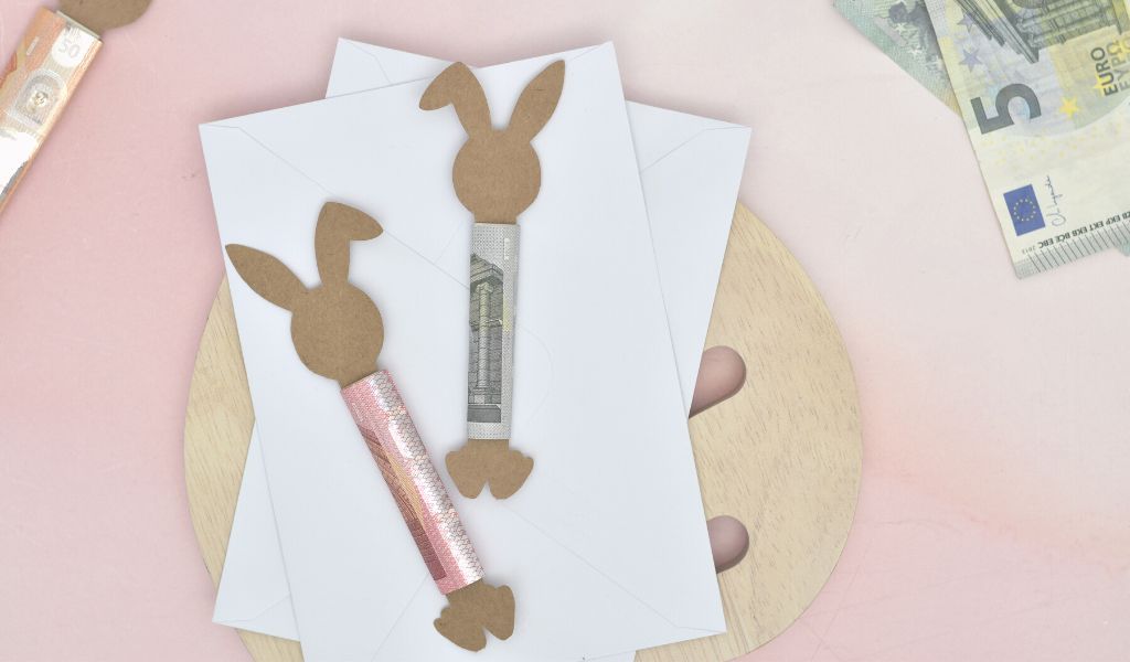 Geld um Osterhasen wickelt als hübsche Geldverpackung zu Ostern