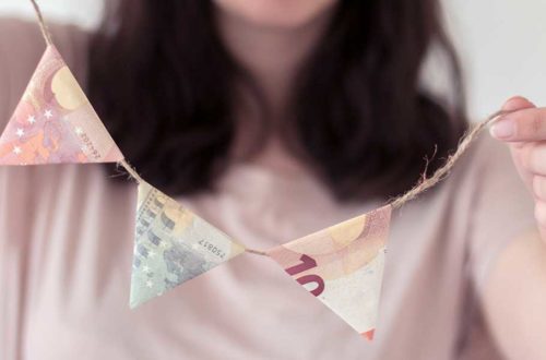 Girlande aus gefalteten Geldscheinen