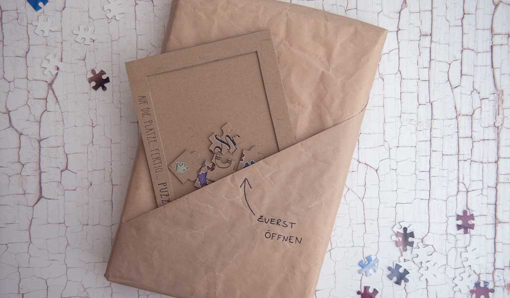 Geschenkverpackung und Gutschein für einen Puzzleabend