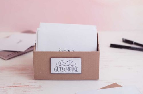 Box mit Gutscheinen in Umschlägen