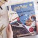 Harry Potter Bastelbuch in den Händen halten
