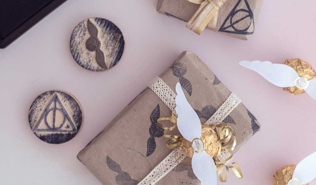 Geschenkverpackung im harry Potter Stil mit selbstgemachten Stempeln verziert