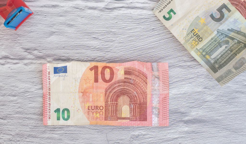Herz aus Geld falten - Schritt 1