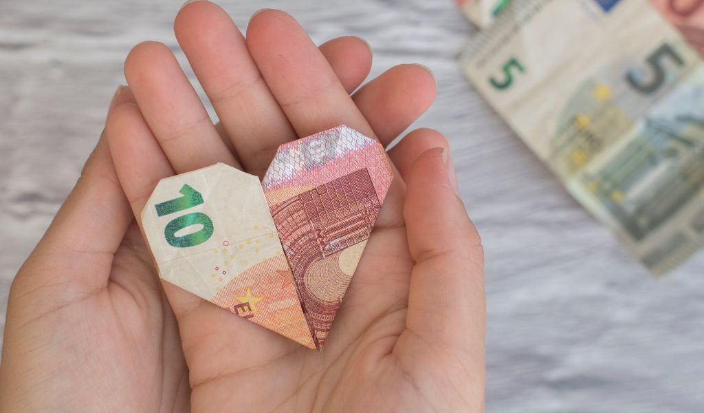 Hübches Herz aus Geld falten