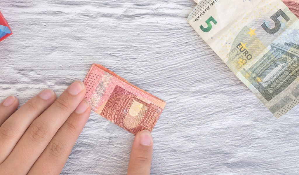 Herz aus Geld falten - Schritt 3