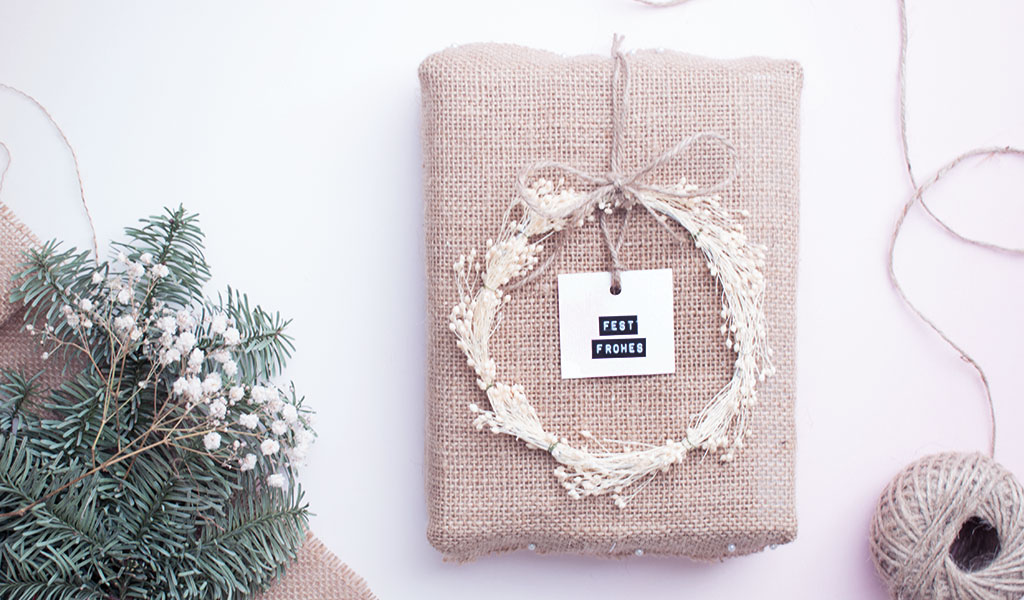 Nachhaltige Geschenkverpackung: Geschenk in Stoff eingewickelt