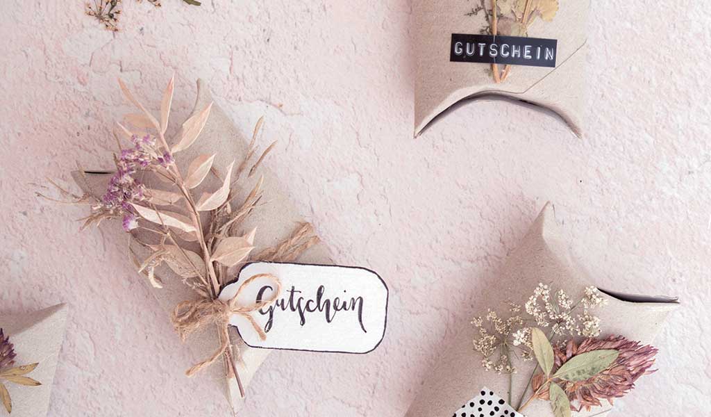Gutscheine verpacken in einem Upcycling aus Klopapierrollen und Trockenblumen