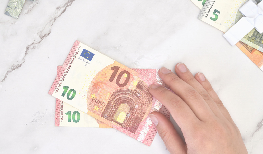 Kreuz aus Geld falten - Anleitung Schritt 1