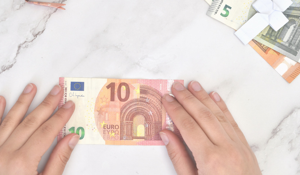 Kreuz aus Geld falten - Anleitung Schritt 15