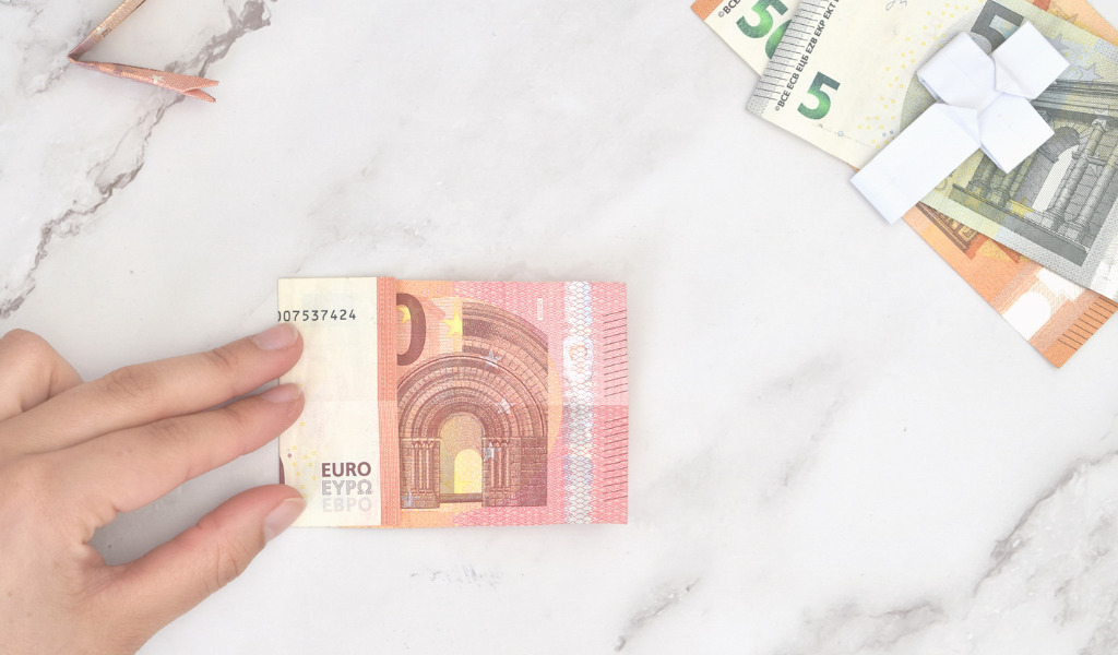 Kreuz aus Geld falten - Anleitung Schritt 18