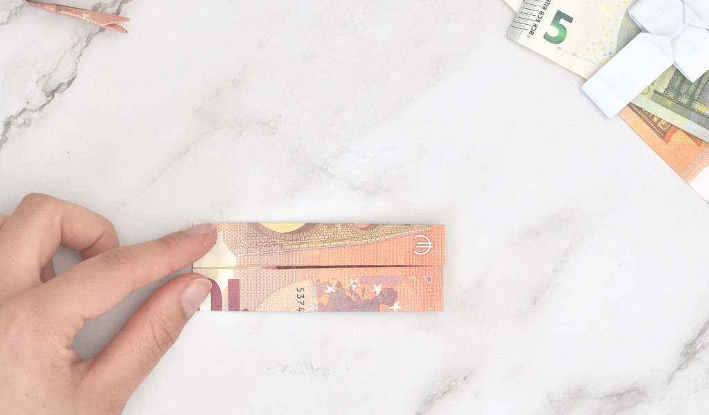 Kreuz aus Geld falten - Anleitung Schritt 20