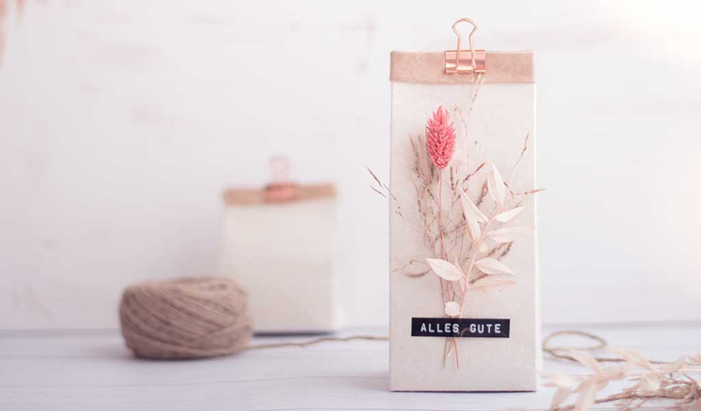 Geschenk ganz einfach mit Milchtüten einpacken