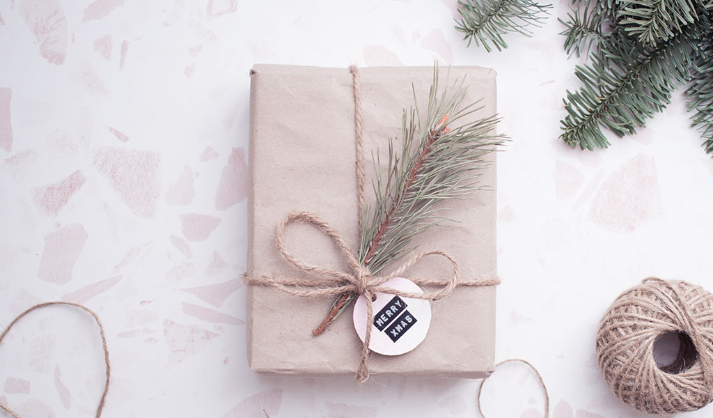 Geschenk in Packpapier hübsch verpackt