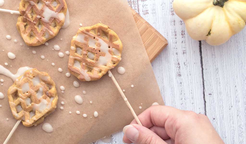 selbstgemachte Pumpkin Waffle Pops als herbstlicher Snack