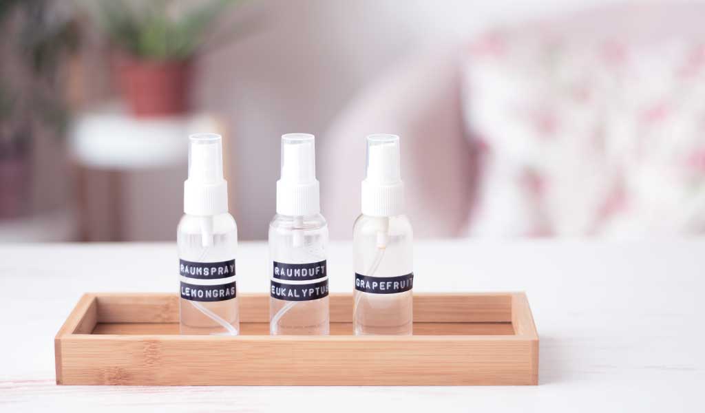 Selbstgemachte Raumsprays als Geschenk zum Einzug