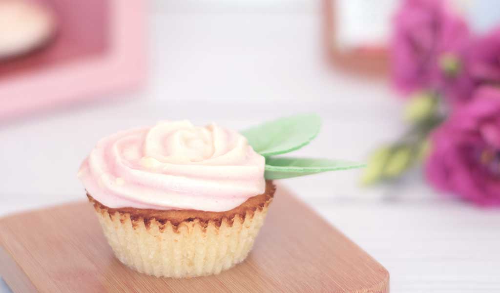frühlingshafter Cupcake in Blumenform aus Rosé Sekt