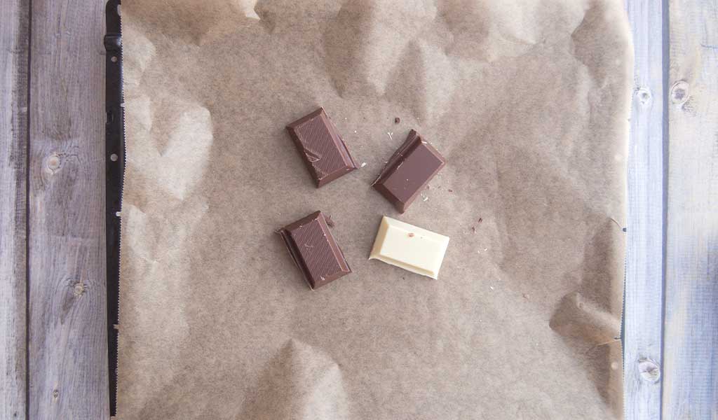Kuvertüre auf einem Backblech platzieren