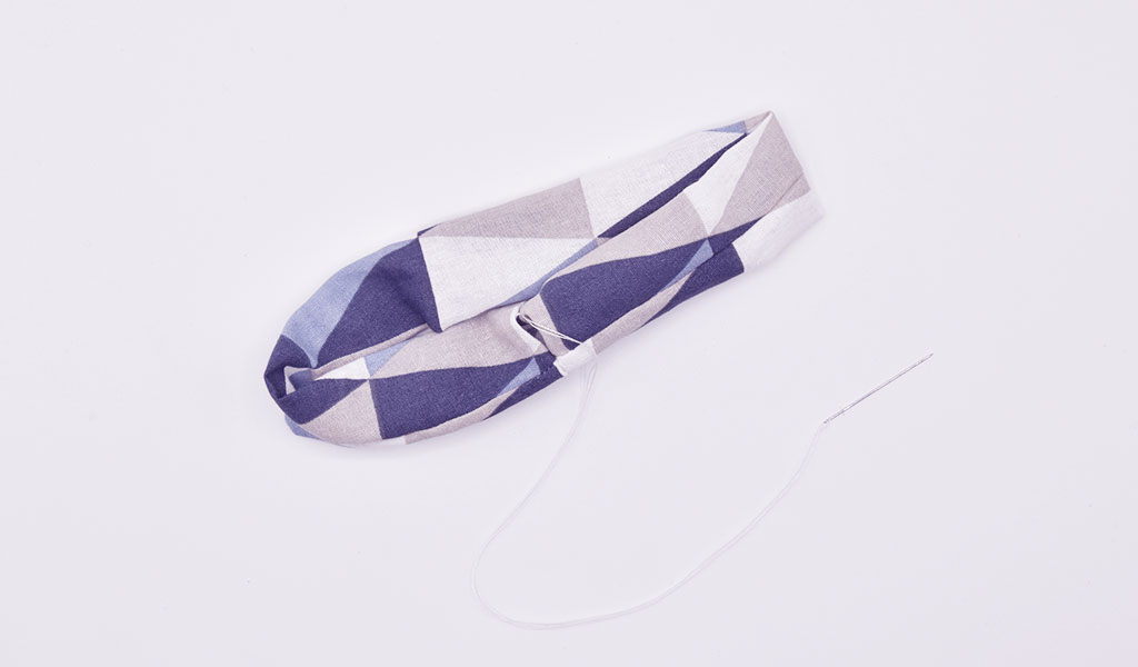 Schritt 3 für die DIY Scrunchies: Öffnungen zusammennähen