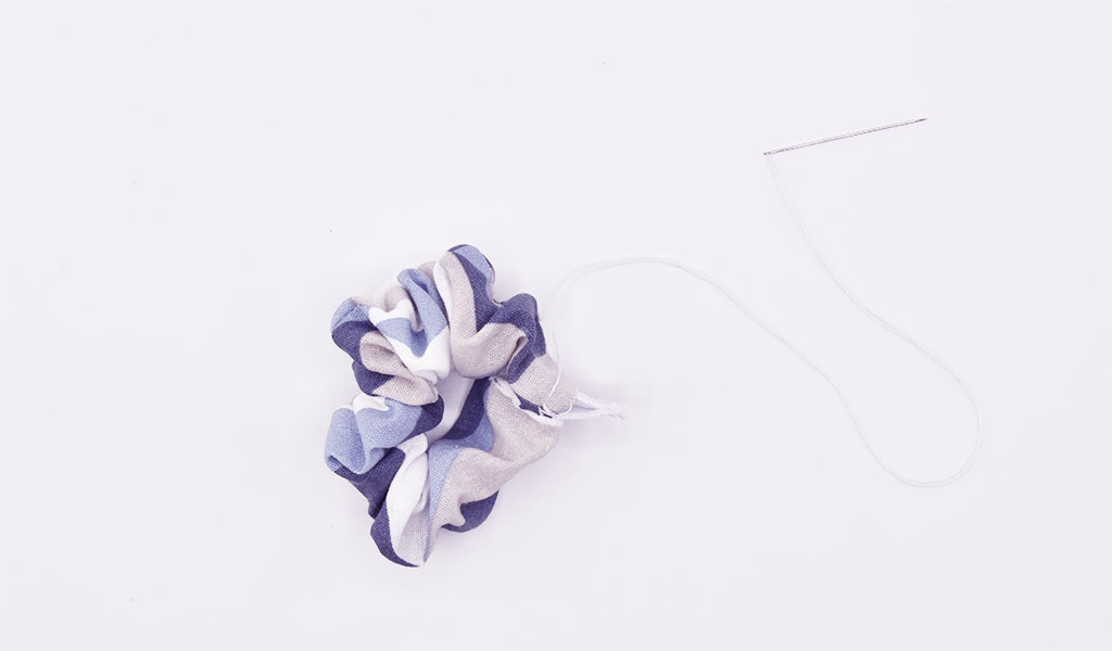 Schritt 4 für die DIY Schrunchies: Gummiband vernähen und Öffnung schließen