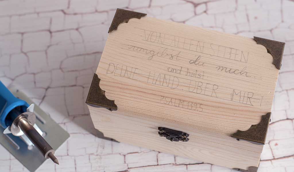 Taufspruch auf Truhe vorzeichnen