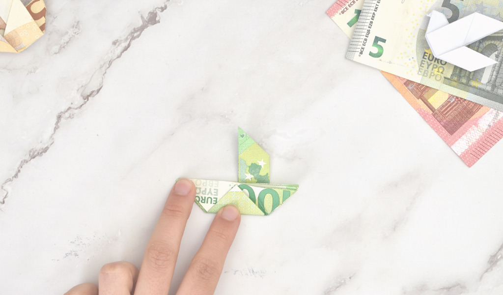 Taube aus Geld falten -Anleitung Schritt 18