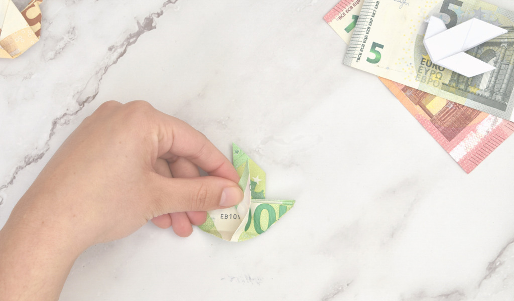 Taube aus Geld falten -Anleitung Schritt 19