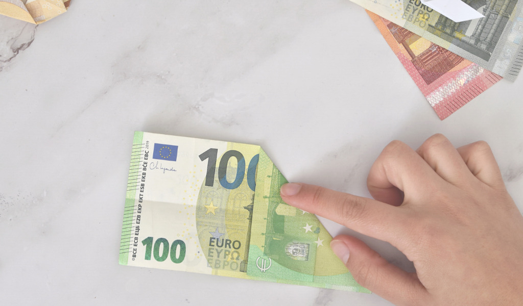 Taube aus Geld falten -Anleitung Schritt 3