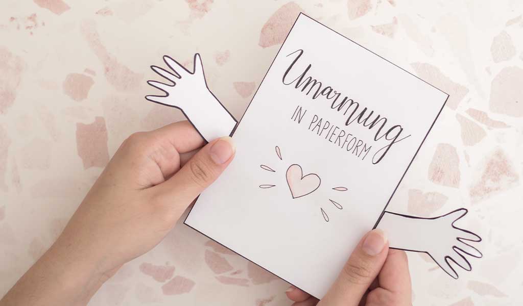 Karten als Trauergeschenke: Umarmung in Papierform basteln