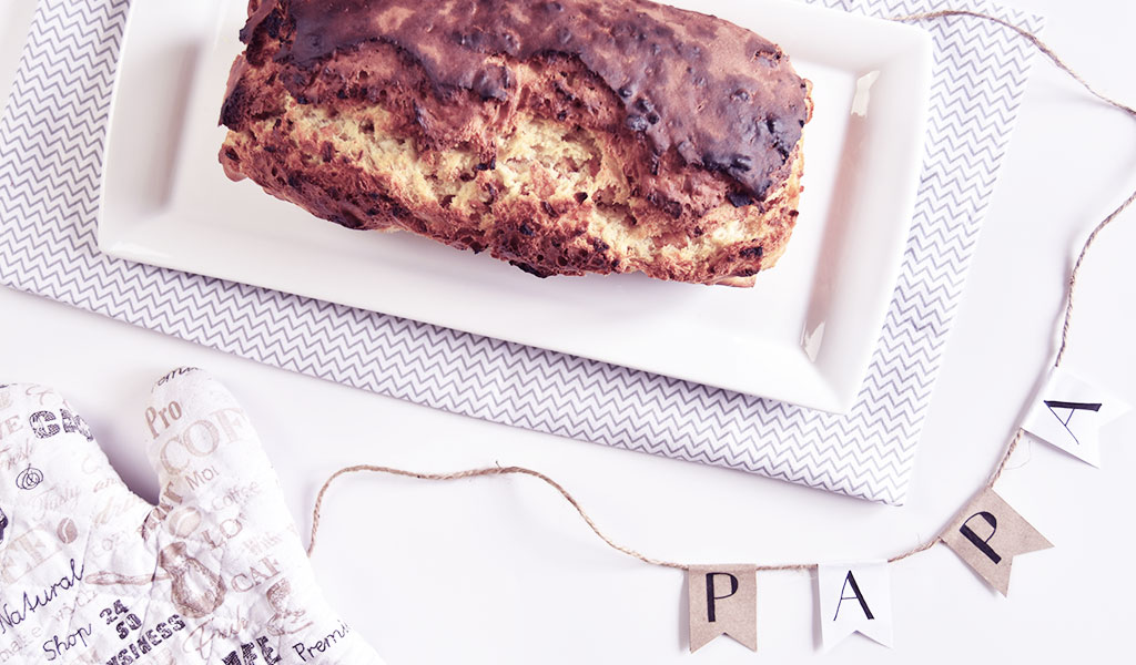 Geschenkidee zum Vatertag: Selbstgebackenes Bierbrot mit einer Girlande, auf der Papa steht