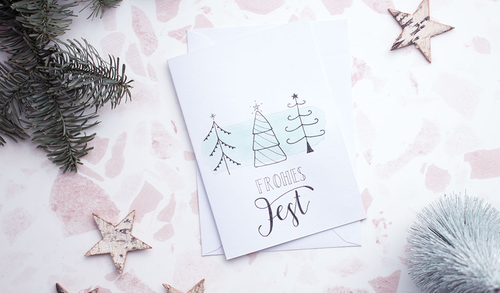 Selbstgemachte Weihnachtskarte mit drei Weihnachtsbäumen